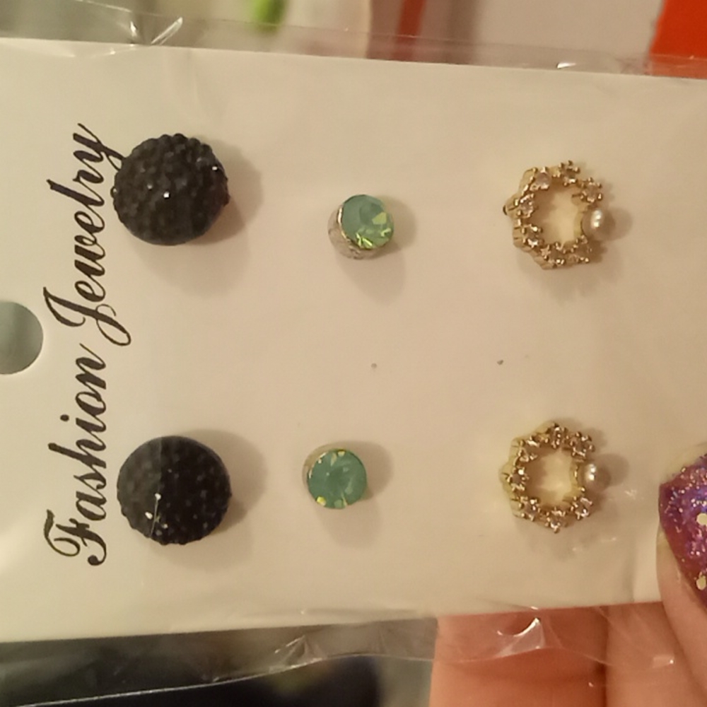 A lot of 3 pierced earrings